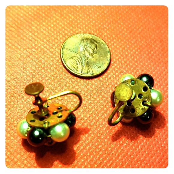 Vintage faux black and white pearl screw earrings - Picture 3 of 3